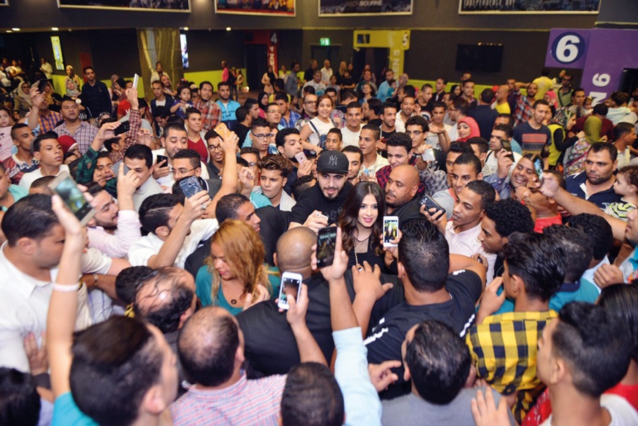 ياسمين عبدالعزيز تروّج لفيلمها في دور السينما والجمهور يطاردها بالسيلفي