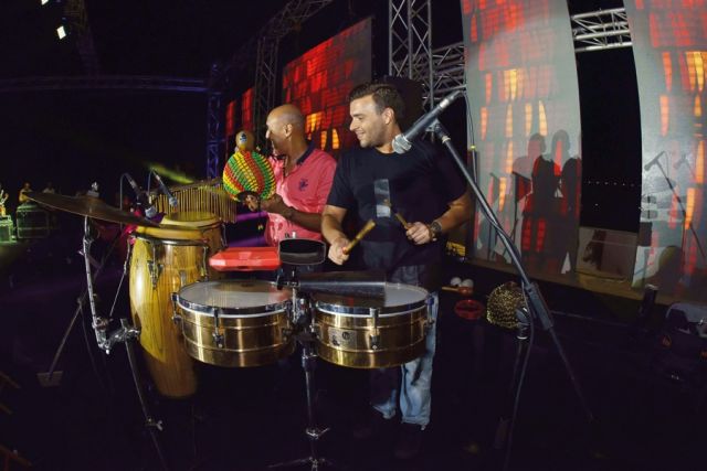 يعزف مع فرقته
