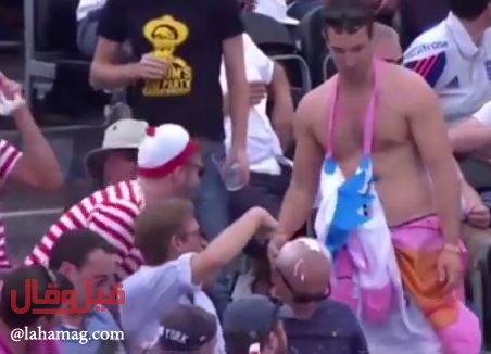 بالفيديو - نام في الملعب بين الجمهور.. شاهدوا ماذا فعلوا به!؟