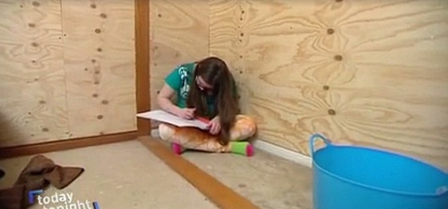 بالفيديو والصور - أم تحبس ابنتها في صندوق خشبي لحمايتها.. إليكم القصة!