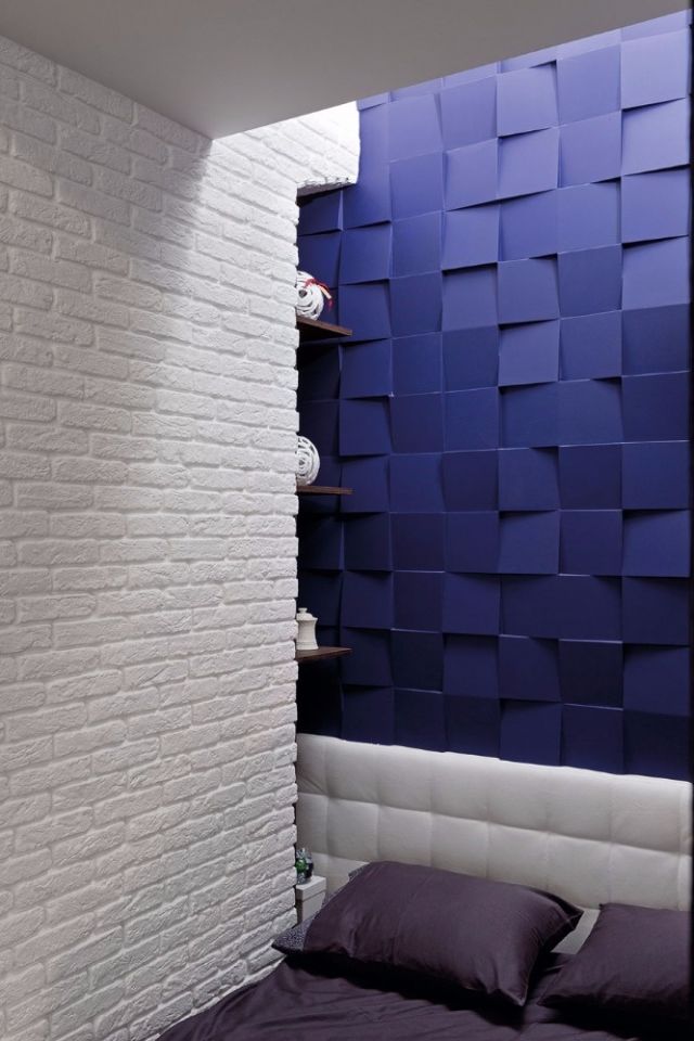 تحظى الجدران في الشقة بمعالجات بارعة من الملامس والألوان مما يجعلها أشبه بالأعمال الفنية