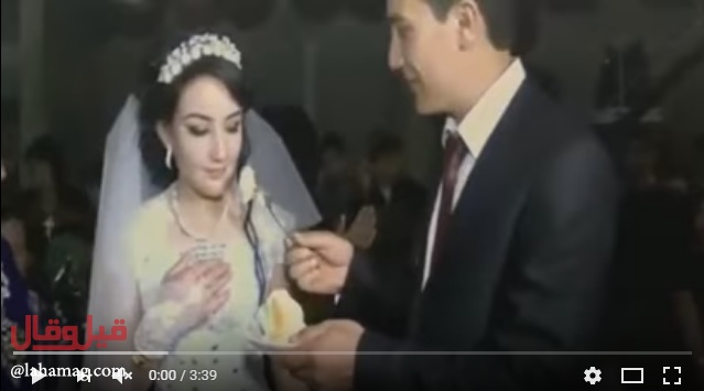 بالفيديو- عروسان يقومان بتقليد غريب خلال حفل زفافهما... فماذا فعلا بكعك الحفل؟!