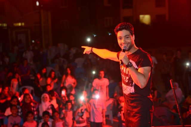 بالصور - مطاردة أحمد جمال في مارينا!