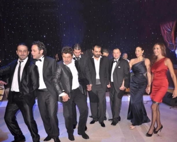 بالصور - هل شاهدتم قصي خولي يرقص الدبكة مع عابد فهد وورد الخال؟!