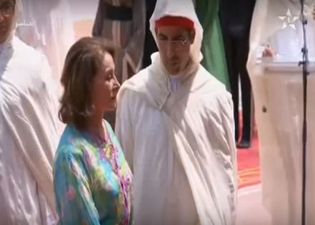 الفيديو- شاهدوا رد فعل ملك المغرب مع امرأة حاولت تقبيله!