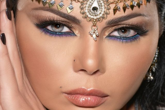 بالصور - هكذا تبدو النجمات بعد إزالة الرموش الاصطناعية