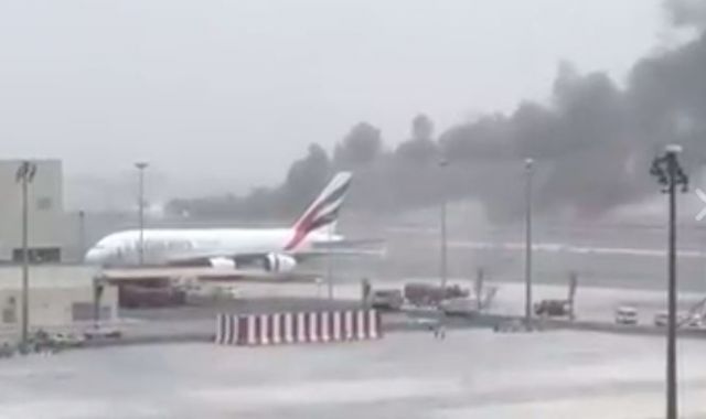 عاجل - فيديو هبوط طائرة محترقة في مطار دبي ما تسبب بإغلاقه .. ما هو مصير الركاب؟