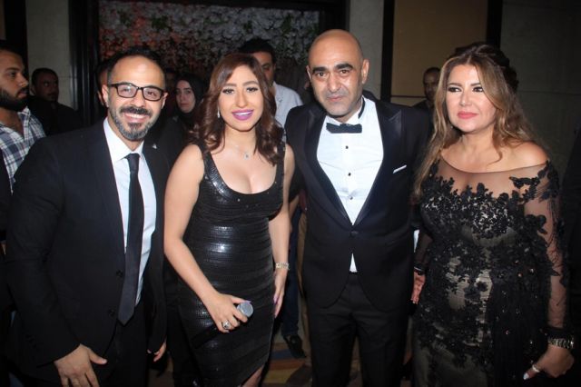 «ميمي» وزوجته وبوسي وحمدي بدر
