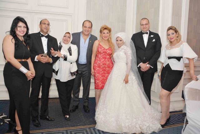 هبة فيصل ووالد العروس الدكتور محمد عبدالفضيل وشريف باهر ونادية الجندي والعروسان
