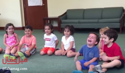 بالفيديو - طفل ينقل عدوى الضحك الى الجميع.. شاهدوه!