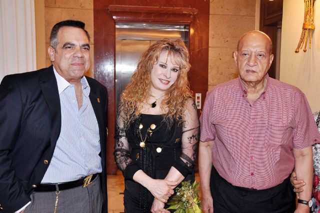  نيللي تتوسط فيصل ندا وإبراهيم زكي
