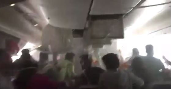 بالفيديو - اللقطات الأولى من داخل طائرة دبي ترصد ماذا فعل الركاب