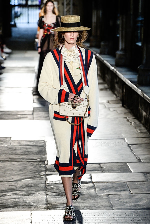 متدلية من العنق