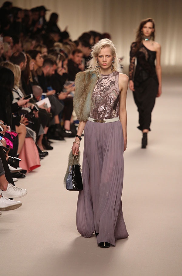 ملتفة حول معصم اليد