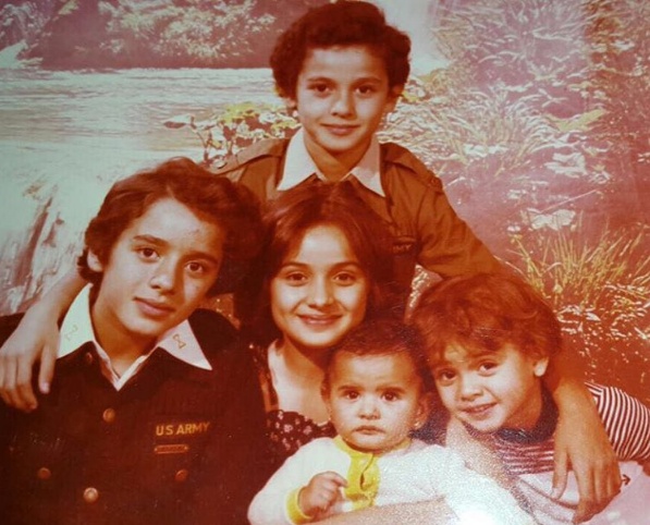 بالصور - خمنّوا هذا الطفل أي نجم عربي أصبح!؟