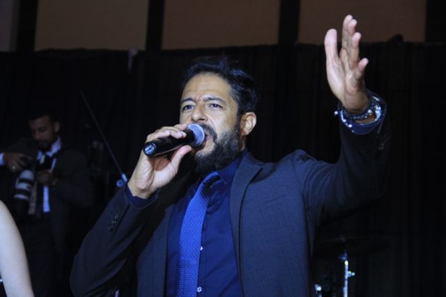 بالصور - الظهور الأول لمحمد حماقي بعد عودته لزوجته... وما علاقة الرئيس المصري؟!