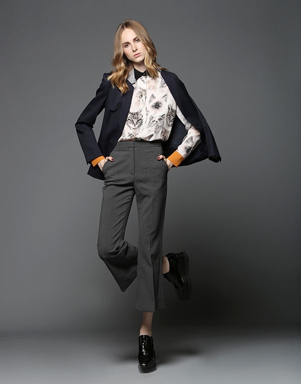  سروال رمادي وقميص من الحرير المطبع وسترة كحلية وحذاء. الكل من Stella Mc Cartney.
