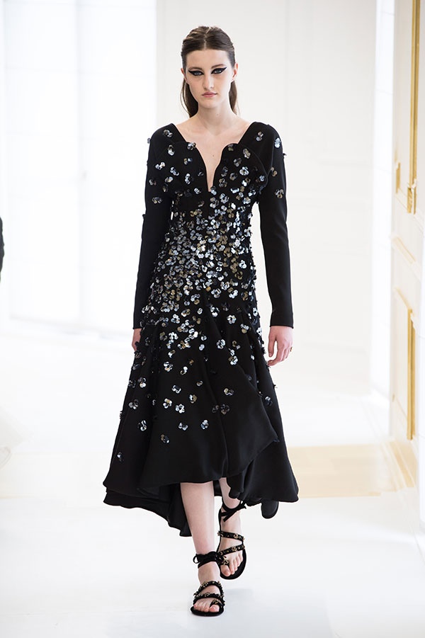 مجموعة «كريستيان ديور» Christian Dior Haute Couture لخريف - شتاء 2016/2017
تباين بين الأسود والأبيض