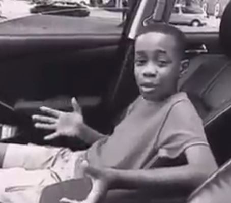 بالفيديو - السخرية من طفل بسبب حذائه القديم.. شاهدوا رده!؟