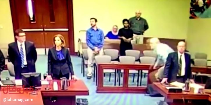 بالفيديو - متهم يصدم الجميع ويهاجم المحامي في المحكمة.. إليكم التفاصيل!