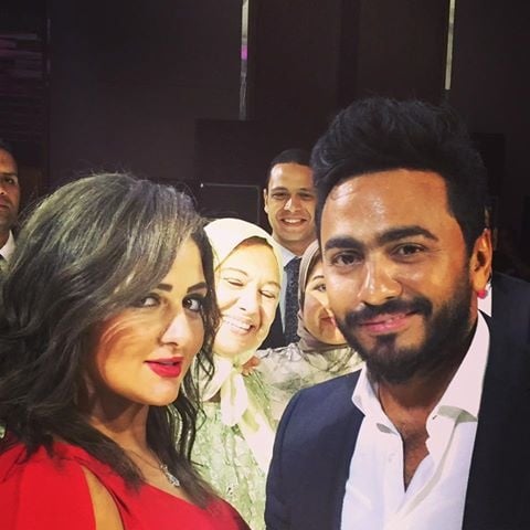 بالفيديو- كيف داعب تامر حسني شذى؟ ولماذا إنفجرت في الضحك؟