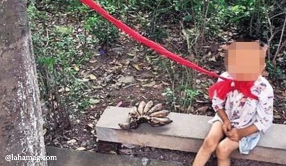 بالصور- عائلة تعاقب طفلها بربطه من رقبته!