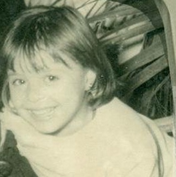 بالصور - خمنّوا هذه الطفلة أي نجمة وراقصة عربية جميلة أصبحت؟!