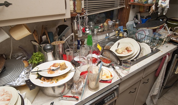 بالصورة- كيف أرغمت هذه الوالدة أطفالها على تنظيف المطبخ؟! فكرة مضحكة وعبقريّة!!