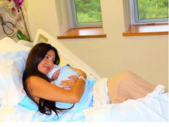 لاميتا فرنجية تنشر لقطة مميزة لطفلها الجديد