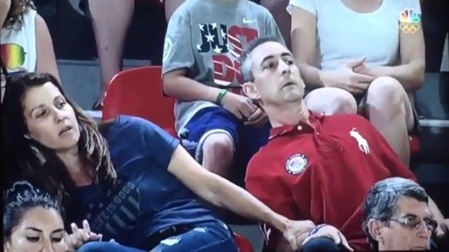 بالفيديو – شاهدوا رد فعل أبوين يشجعان ابنتهما في المدرجات.. رائع!!