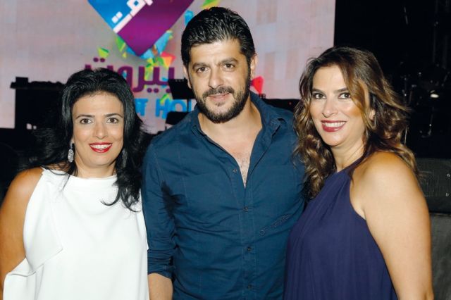 طوني عيسى يتوسط ميراي شاهين  ونتالي نعمان