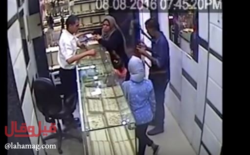 فيديو قوي - إمرأة شجاعة تمنع لصاً من السرقة.. شاهدوا ماذا فعلت!؟