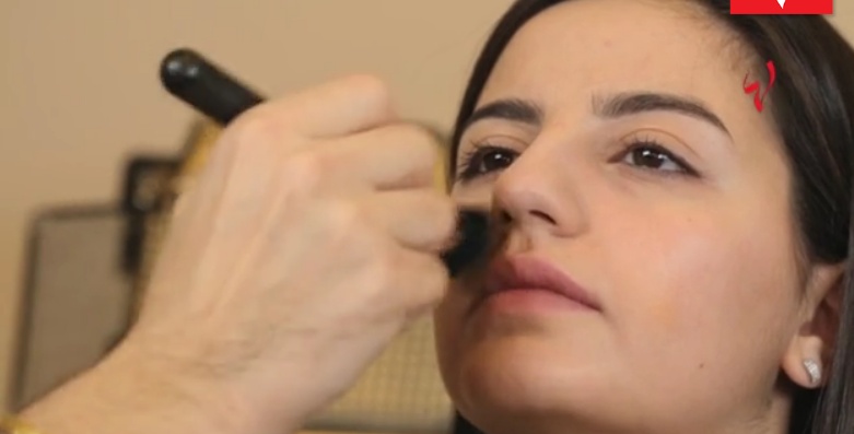 بالفيديو- تعرّفي على مراحل وضع كريم الأساس بطريقة صحيحة لاضاءة الوجه!!