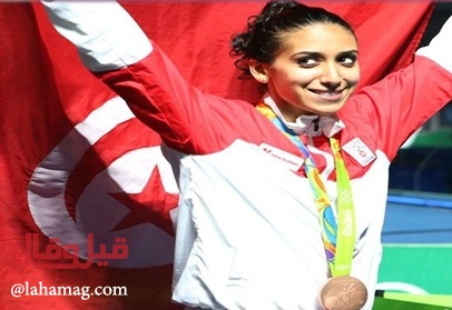 قبلة البطلة التونسيّة لزوجها تشعل حرباً على مواقع التواصل.. فكيف ردّت؟