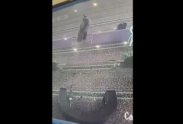 بالفيديو - ضجة كبيرة بعد سكب رجل لماء 