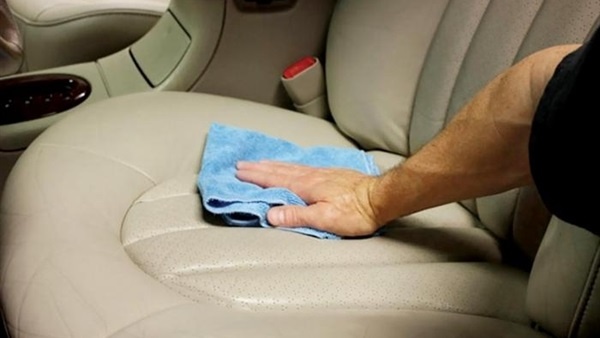 خلطة سحرية لتنظيف البقع عن مقاعد السيارة