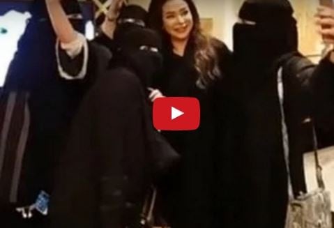 بالفيديو- شاهدوا لجين عمران مع بنات جدة والطائف بالعباءة والحجاب... ماذا قالت؟