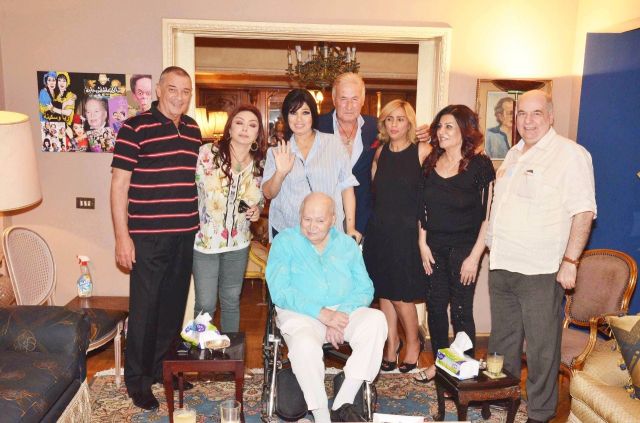 بالصور- نجوم الفن يحتفلون بعيد ميلاد سمير خفاجي... شاهدوا عزت أبو عوف وزوجته الجديدة