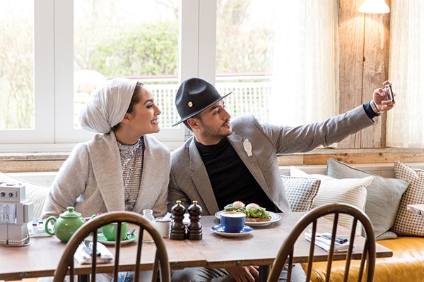 ما هو مكان التسوق المفضل في بريطانيا 
عند الثنائي الشهير في عالم المدوّنات، The Hybrids آسيا وأحمد؟