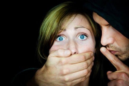 في دبي.. بعد خطفها ونشر صورها شاب يخيّر صديقته بين الزواج أو القتل!