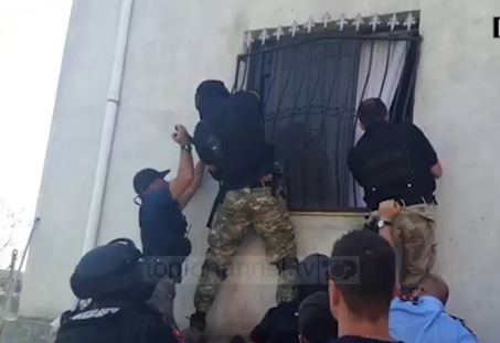 بالفيديو - لحظة إقتحام منزل خاطف وتحرير طفلة.. شاهدوا ماذا حصل!