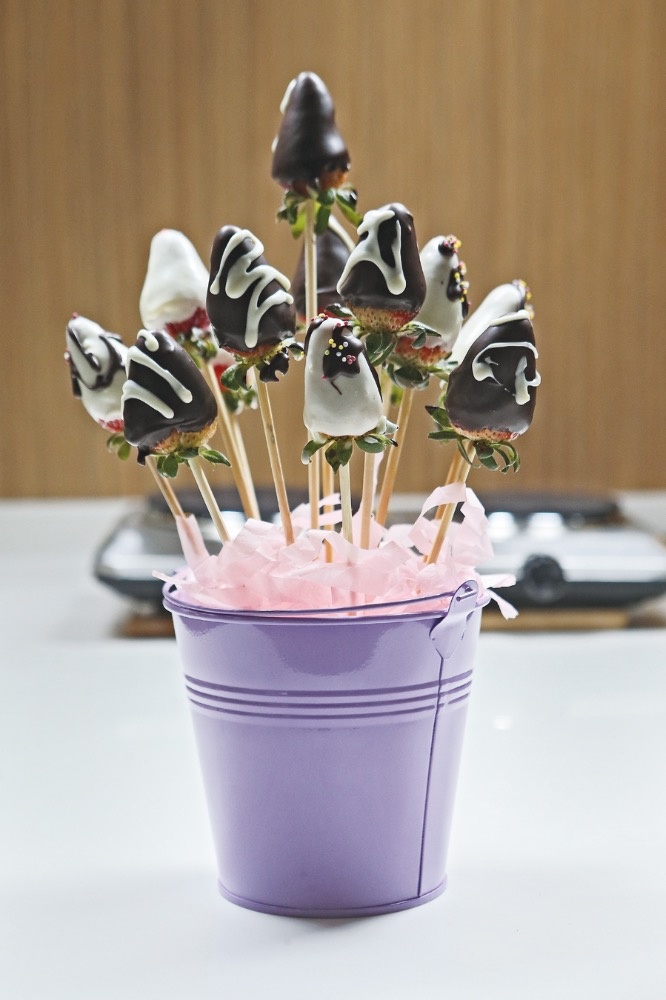 الفريز المغمّس بالشوكولا البيضاء والسوداء