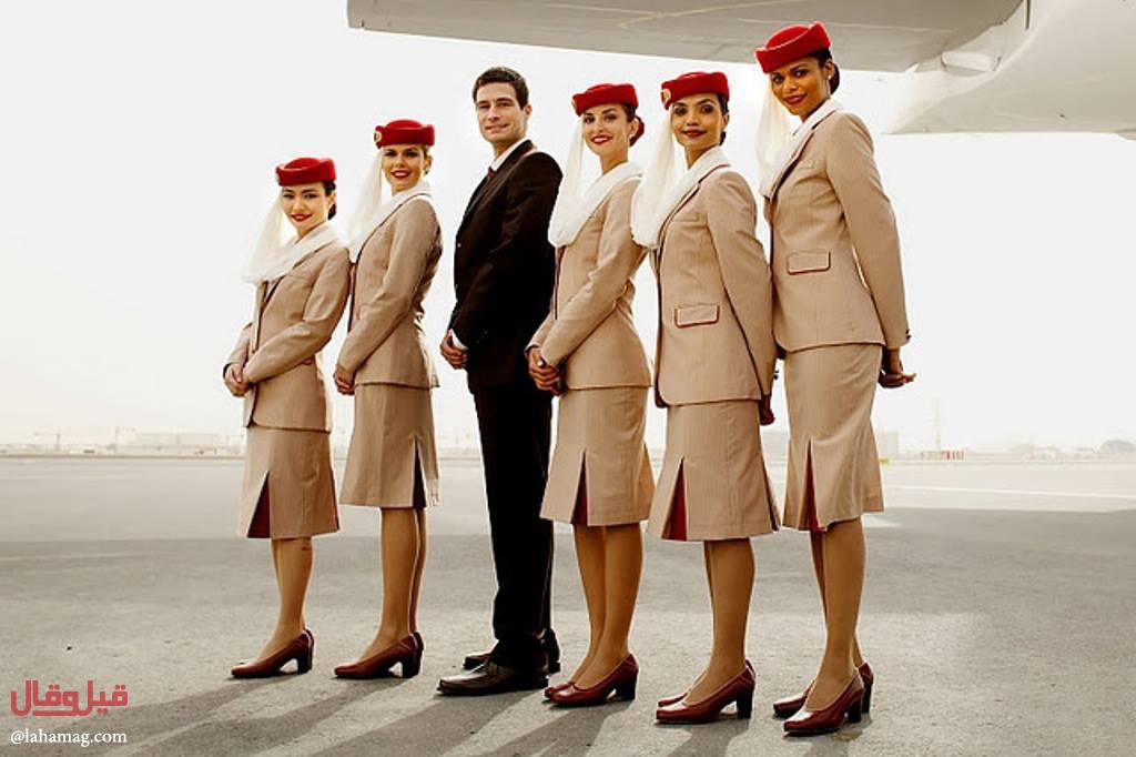 اكتشفي أحد أسرار المضيفات... لمَ يضعن أيديهن خلف ظهورهنّ؟