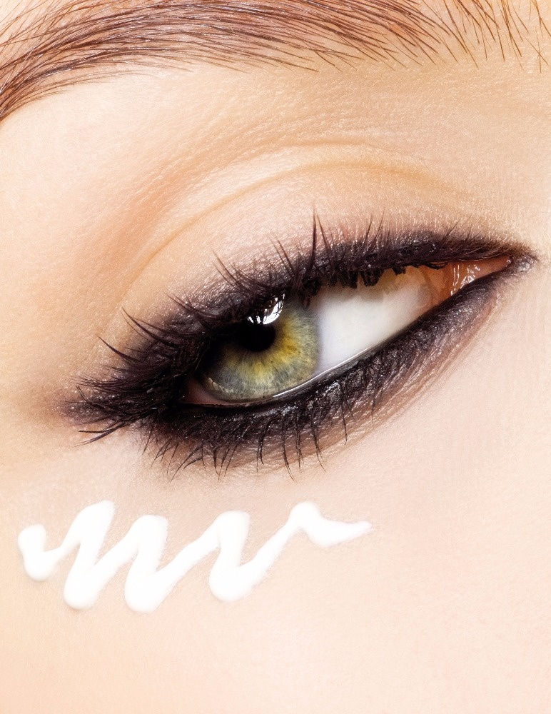 هكذا تتخلصين من الخطوط الرفيعة والانتفاخ حول عينيك