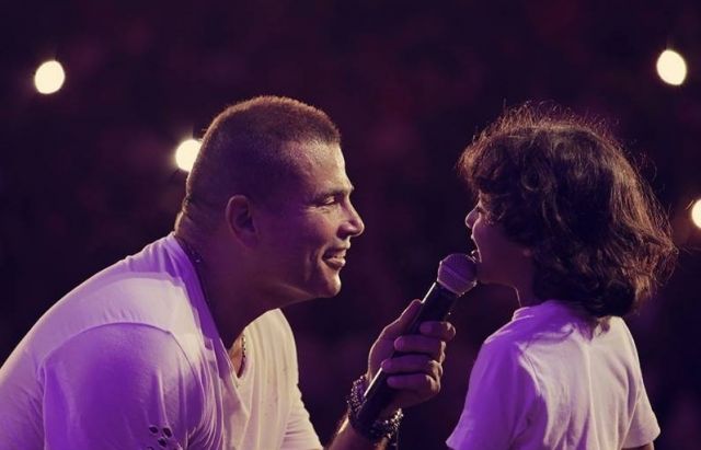 بالفيديو - طفل يصدم عمرو دياب على المسرح.. شاهدوا ماذا حصل!