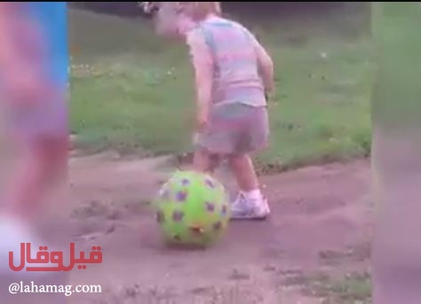 فيديو لطفلة مع كرة قدم يشعل 
