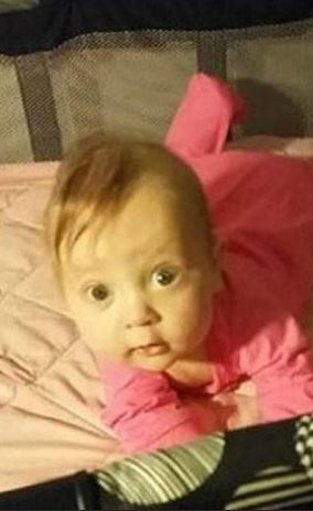 أب يتجرد من مشاعره ويضرب طفلته الرضيعة حتى الموت.. اليكم القصة!