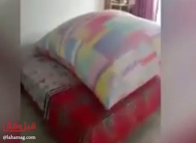 لقطات مضحكة لطفل يبتكر طريقة غريبة للهروب من الطقس الحار!!