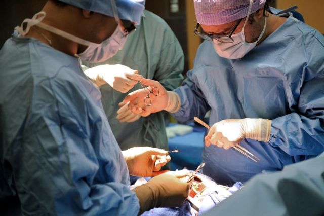 في دبي.. إنقاذ شاب بمعجزة بعد وفاته سريرياً