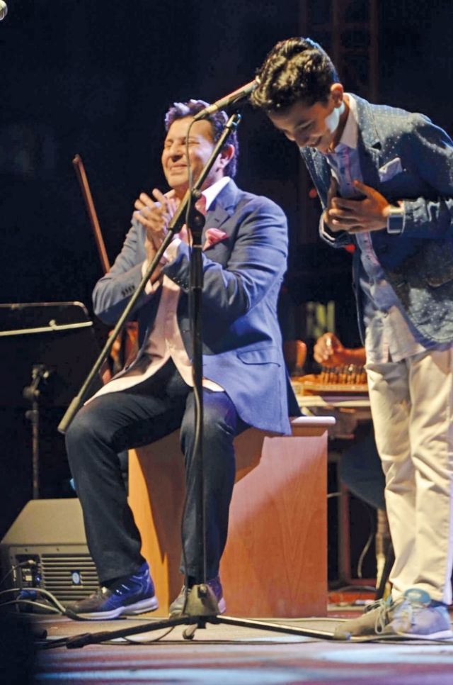 هاني شاكر يصفق للؤي عبدون نجم «ذا فويس كيدز»
